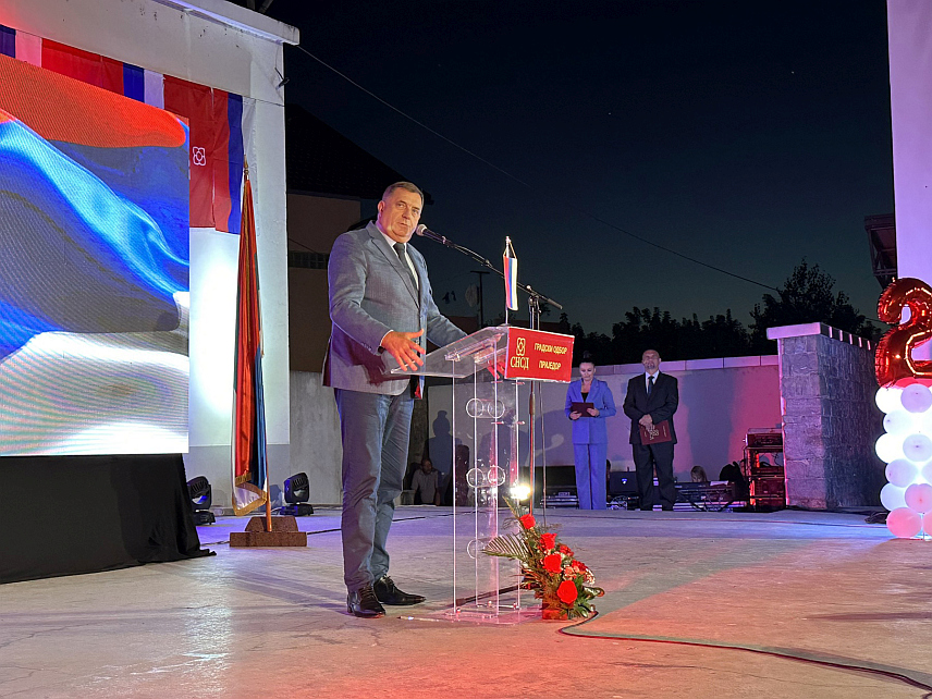 ПРИЈЕДОР, 1. СЕПТЕМБРА /СРНА/ - Предсједник СНСД-а Милорад Додик изјавио је вечерас да је Градски одбор СНСД-а у Приједору једна од најактивнијих, најбољих и најмасовнијих организација и да је за 25 година била и власт и опозиција у овом граду.