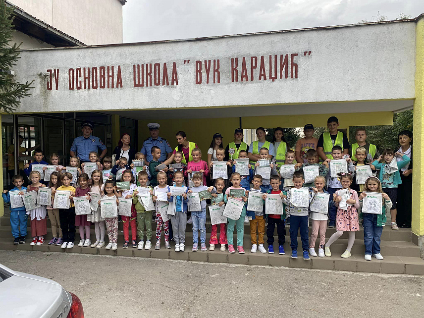 БРАТУНАЦ, 20. СЕПТЕМБАР /СРНА/  - Едукативним предавањима и практичним показивњем ђаци упознати са правилима саобраћаја и неопходном пажњом при кретању и преласку путева. 