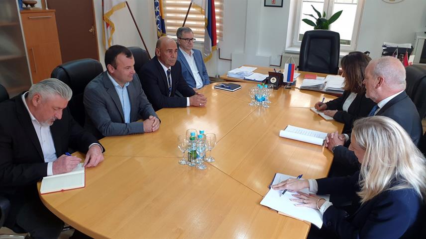 СРЕБРЕНИЦА, 20. СЕПТЕМБРА /СРНА/ - Амбасадор Холандије у БиХ Хенк ван ден Дол разговарао је данас у Сребреници са начелником општине Младеном Грујичићем.