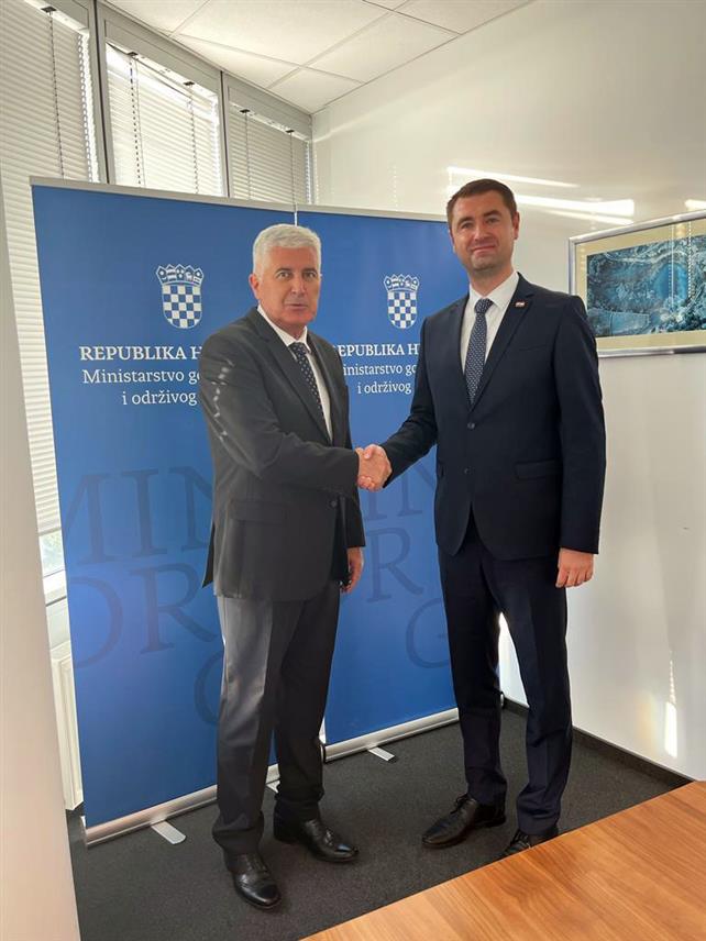 ЗАГРЕБ, 20. СЕПТЕМБРА /СРНА/ - Замјеник предсједавајућег Дома народа Парламентарне скупштине БиХ Драган Човић разговарао је данас у Загребу са министром привреде и одрживог развоја Хрватске Давором Филиповићем.