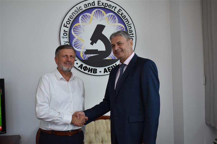 ИСТОЧНО САРАЈЕВО, 20. СЕПТЕМБРА /СРНА/ - Директор Агенције за форензичка испитивања и вјештачења Радиша Самарџија разговарао је са директором Института за акредитовање БиХ Дражаном Приморцем.