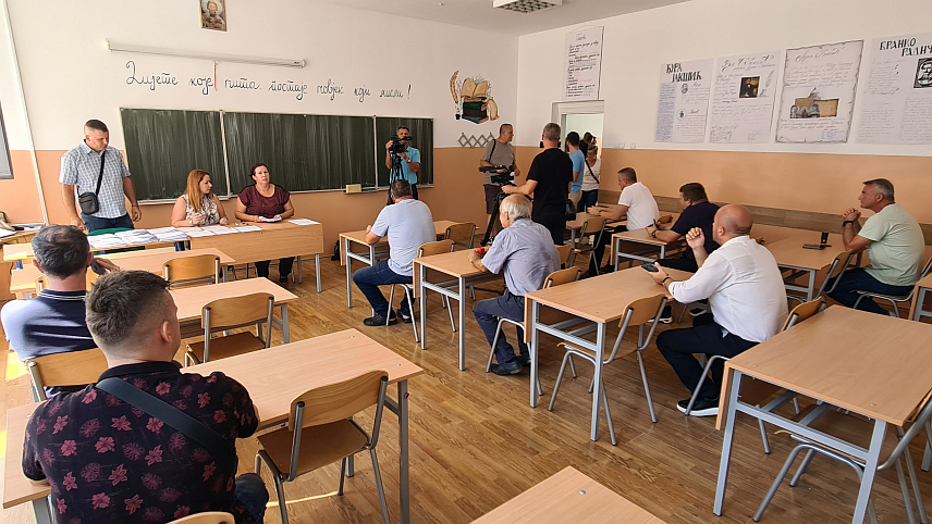 ДОБОЈ, 20. СЕПТЕМБРА /СРНА/ - У Техничкој школи у Добоју данас је почело потписивање уговора са родитељима чија ће дјеца ученичку праксу обављати код привредника.