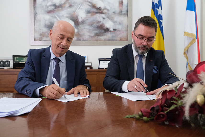 САРАЈЕВО, 20. СЕПТЕМБРА /СРНА/ - Министар спољне трговине и економских односа у Савјету министара Сташа Кошарац и предсједник Спољнотрговинске коморе БиХ Здравко Маринковић.