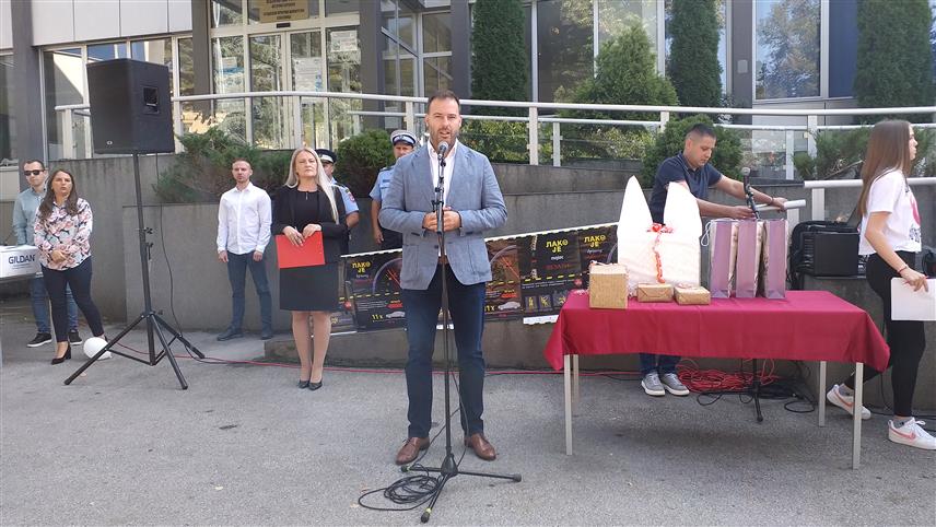 ВЛАСЕНИЦА, 20. СЕПTЕМБРА /СРНА/ - У оквиру Европске недјеље мобилности, која се одржава под слоганом "Сачувајмо енергију", у Власеници је данас обиљежен Дан безбједности саобраћаја који је окупио дјецу из установе "Први кораци", Основне школе "Вук Караџић" и Средњошколског центра "Милорад Влачић".