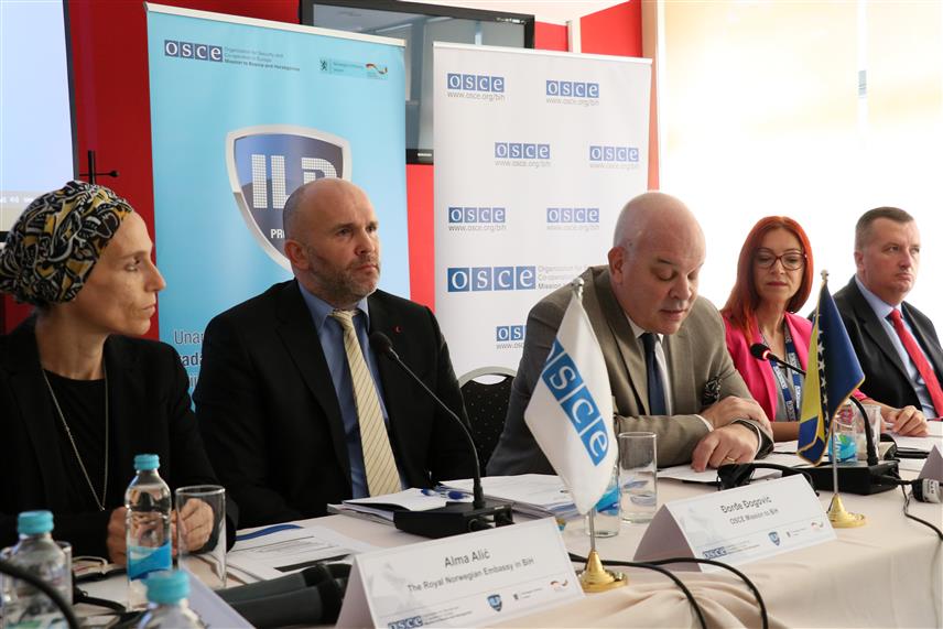 ТЕСЛИЋ, 20. СЕПТЕМБРА /СРНА/ - Мисија ОЕБС-а у БиХ одржала је данас у Теслићу завршну радионицу за полицијске агенције на тему подизања свијести руководилаца и оперативног особља о кључним компонентама и значајним предностима дјеловања у складу са принципима криминалистичко-обавјештајног рада полиције.