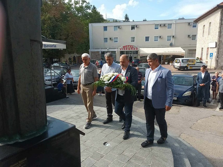 ВИШЕГРАД, 20. СЕПТЕМБРА /СРНА/ - Делегације општине Вишеград и општинске Борачке организације положиле су данас цвијеће на централни споменик браниоцима Републике Српске на Тргу палих бораца, поводом Дана и крсне славе општине - Мале Госпојине.