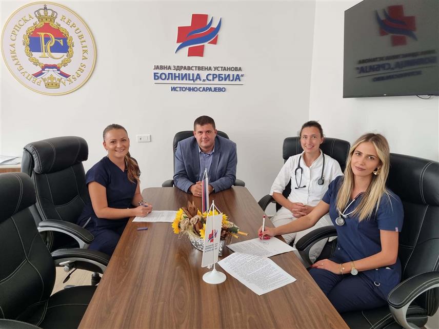 ИСТОЧНО САРАЈЕВО, 20. СЕПТЕМБРА /СРНА/ - Директор Болнице "Србија" у Источном Сарајеву Небојша Шешлија одржао је данас састанак са три доктора медицине, којима су додијељене специјализације, поручивши да ће они својим радом и трудом допринијети побољшању квалитета услуга у овој здравственој установи.	

