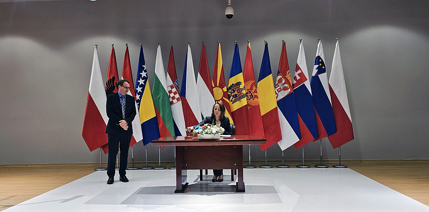 ВАРШАВА, 20. СЕПТЕМБРА /СРНА/ - Министар цивилних послова у Савјету министара Дубравка Бошњак потписала је данас у Варшави споразум о Централноевропском програму размјене за универзитетске студије /ЦЕЕПУС четири/, чиме је потврђена посвећеност очувању и унапређењу овог значајног програма академске размјене, као и жеља за наставак сарадње установа високог образовања у централноевропском региону.