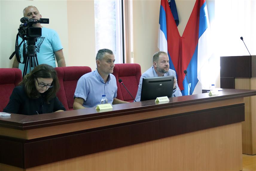 ДЕРВЕНТА, 20. ОКТОБРА /СРНА/ - Скупштина града Дервента данас је опозвала Мирка Земуновића са функције предсједника градске Скупштине.