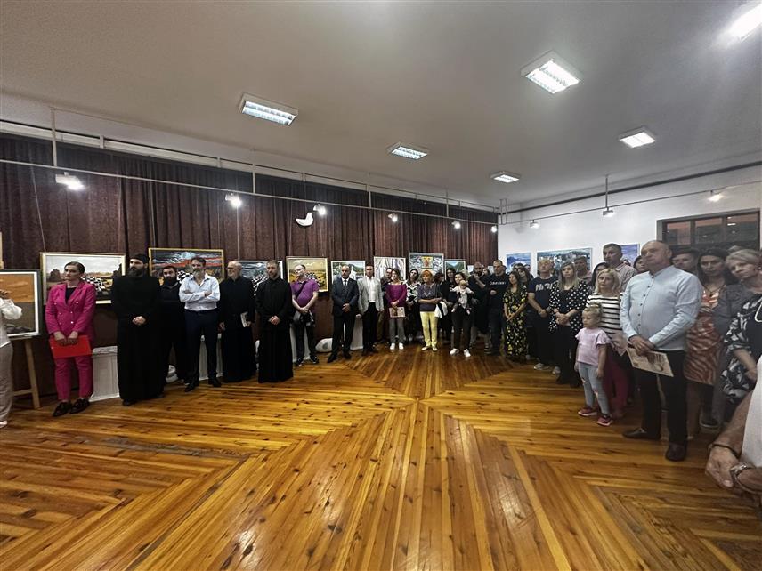 ВИШЕГРАД, 20. СЕПТЕМБРА /СРНА/ - У Градској галерији у Вишеграду вечерас је отворена изложба слика групе аутора под називом "Православље на платну" на којој су приказани мотиви прожети вјером, ликови светитеља као и пејзажи.