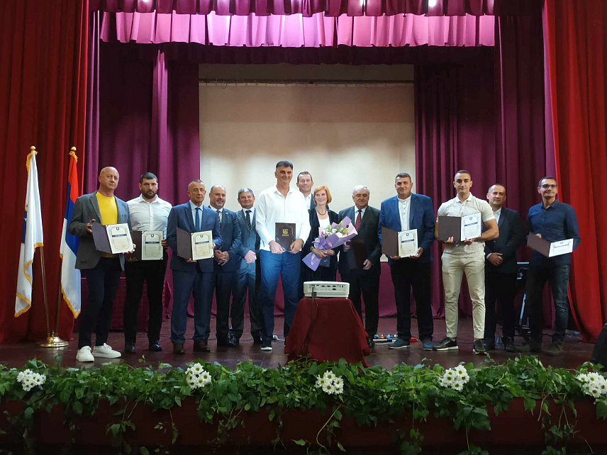 ВИШЕГРАД, 20. СЕПТЕМБРА /СРНА/ - Поводом крсне славе општине Вишеград Мале Госпојине у Културном центру “Иво Андрић” вечерас је одржана свечана академија.