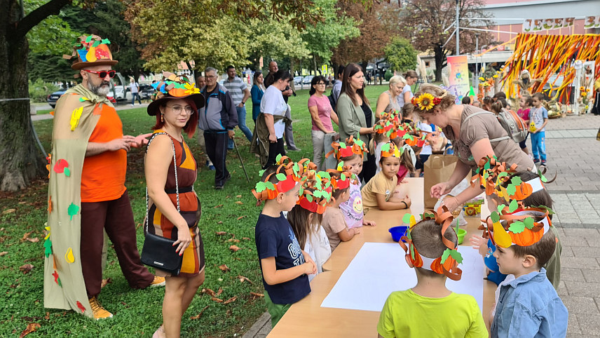 ДОБОЈ, 21. СЕПТЕМБРА /СРНА/ - Вртићке групе Јавне предшколске установе "Мајке Југовић" у Добоју извеле су данас у овом граду богат културни програм у оквиру манифестације "Јесења соната".