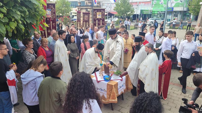 ГРАЧАНИЦА, 21. СЕПTЕМБРА /СРНА/ - Манастир Грачаница, посвећен Богородици, светиња је која мора бити сачувана, поручио је умировљени протојереј-ставрофор из Њемачке Ђорђе Tрајковић, који је јутрос служио литургију поводом Мале Госпојине - Дана општине Грачаница.