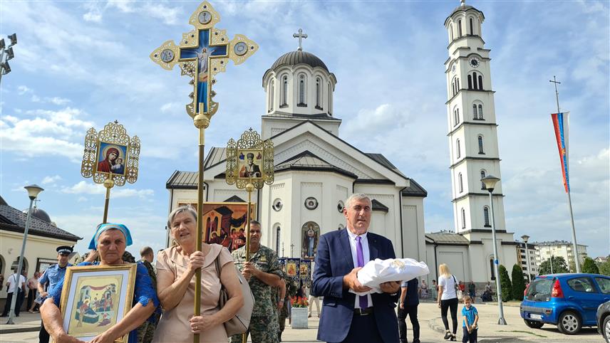 ДОБОЈ, 21. СЕПТЕМБРА /СРНА/ - Свечана литија улицама Добоја од Саборног спомен-храма Рођења Пресвете Богородице, који данас прославља крсну славу Малу Госпојину.