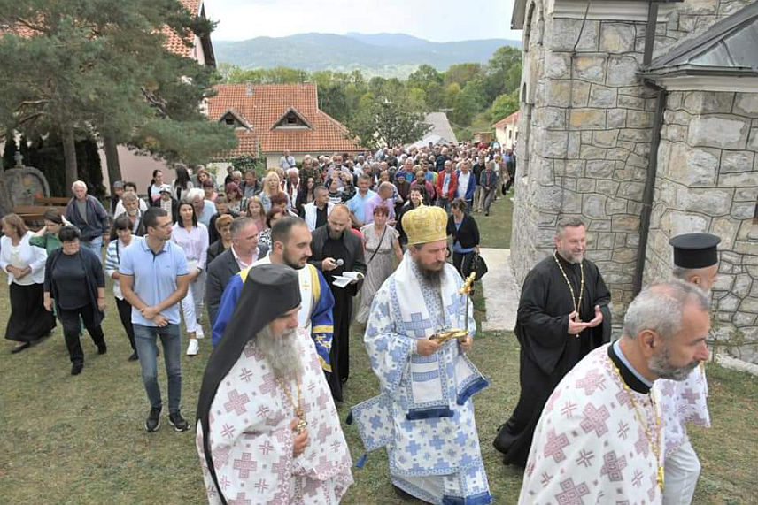 ШИПОВО, 21.СЕПТЕМБРА /СРНА/ - Нјегово Преосвештенство епископ бихаћко-петровачки Сергије данас је служио сцету архијерејску Литургију у Стројицама код Шипова поводом храмовне славе и освештао парохијски дом "Јањска кућа".