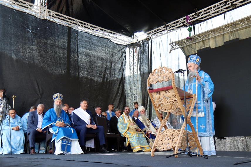 ЗВОРНИК, 21. СЕПТЕМБРА /СРНА/ - Његово преосвештенство владика зворничко-тузлански Фотије рекао је данас у Зворнику да је Саборни храм Рођења Пресвете Богородице доказ да су се Срби кроз историју крстом и васкрсењем борили за очување својих светиња да би оставили траг свог живљења на овом простору.	
