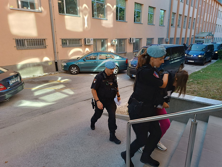 САРАЈЕВО, 21. СЕПТЕМБРА /СРНА/ - Тужилаштво БиХ је након испитивања упутило приједлог за одређивање мјере притвора за пет лица осумњичених да су починили кривично дјело у вези са неовлаштеним прометом дроге, а који су ухапшени у наставку полицијске акције "Овердоуз два".