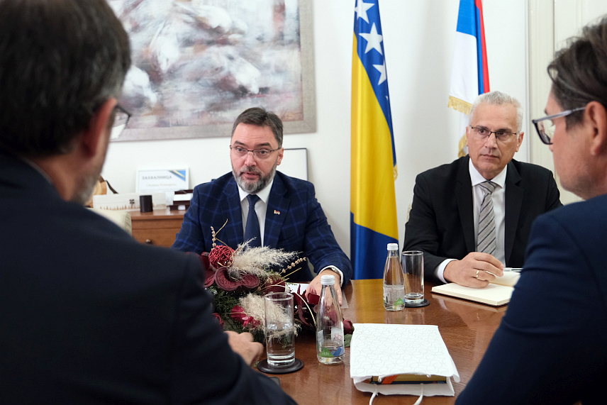 САРАЈЕВО, 21. СЕПТЕМБРА /СРНА/ - Министар спољне трговине и економских односа у Савјету министара Сташа Кошарац разговарао је са извршним секретаром Опште комисије за рибарство Медитерана Мигелом Берналом о дефинисању активности које се односе на рибарство и аквакултуру, које су дио обавеза из поглавља 13 приступних преговора за чланство у ЕУ.