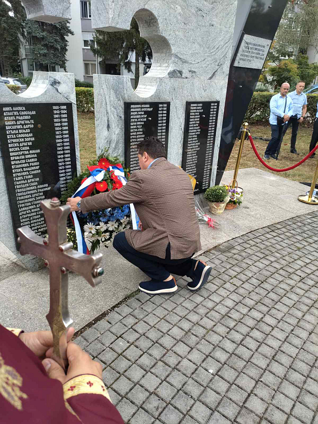 БАЊАЛУКА, 21. СЕПТЕМБАР /СРНА/ - Предсједник Народне скупштине Републике Српске Ненад Стевандић положио је вијенац код споменика за 105 бораца Војске Републике Српске у Старчевици.