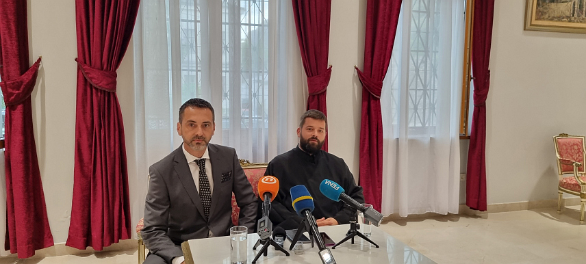 МОСTАР, 21. СЕПTЕМБРА /СРНА/ - Замјеник предсједника Градског вијећа Мостара Велибор Миливојевић и старјешина Саборне цркве Свете Тројице Душко Којић на конференцији за новинаре поводом доласка патријарха српског Порфирија у Мостар.