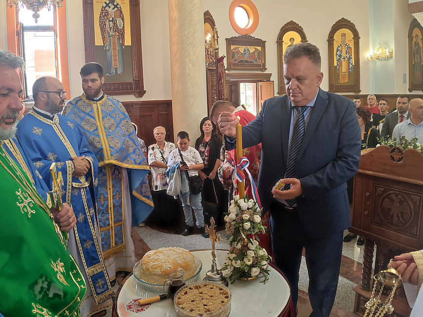 ГРАДИШКА, 21. СЕПТЕМБРА /СРНА/ - Слава града Рођење Пресвете Богородице – Мала Госпојина.Бројни вјерници присуствовали су литургији и славском обреду у храму Покрова Пресвете Богородице у Градишци.