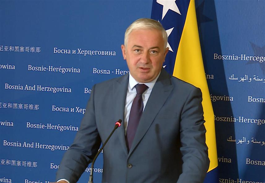 САРАЈЕВО, 21. СЕПТЕМБРА /СРНА/ - Лидер ПДП-а Бранислав Бореновић изјавио је да је скандалозно то што је код посланика СДА у Представничком дому Парламента Федерације БиХ Салка Зилџића пронађена исказница Обавјештајно-безбједносне агенције /ОБА/ БиХ, да неко користи лажна документа или да су она издавана без законске процедуре.
