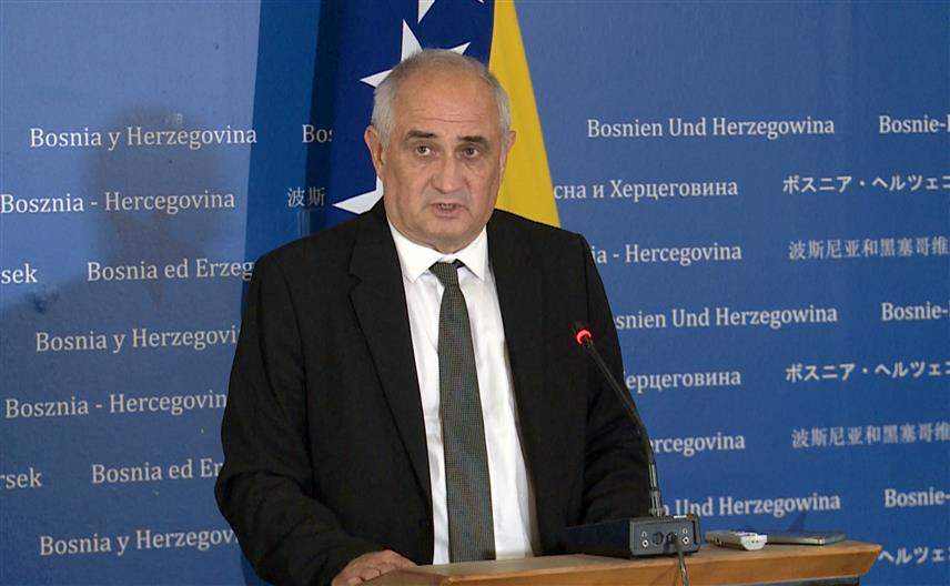 САРАЈЕВО, 21. СЕПТЕМБРА /СРНА/ - Члан Заједничке комисије над радом Обавјештајно-безбједносне агенције Предраг Кожул рекао једа је случај са послаником Представничком дому Парламента ФБиХ Салка Зилџића код кога је нађена исказница Обавјештајно-безбједносне агенције само један у низу и да је то озбиљан и безбједносни и политички проблем о коме се мора расправљати.
