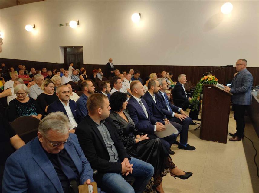 ДВОР, 21. СЕПТЕМБРА /СРНА/ - Свечана сједница Општинског вијећа поводом Дана општине.
