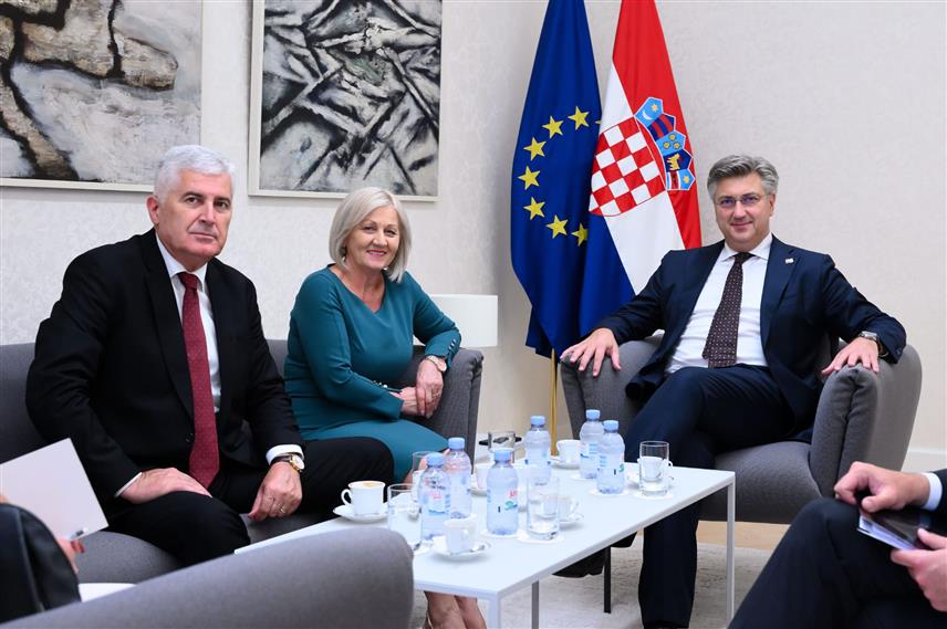 ЗАГРЕБ, 21. СЕПТЕМБРА /СРНА/ - Замјеник предсједавајућег Дома Народа парламента БиХ Драган Човић и предсједник ХДЗ-а БиХ, хрватски премијер Андреј Пленковић и предсједавајућа Савјета министара Борјана Кришто.