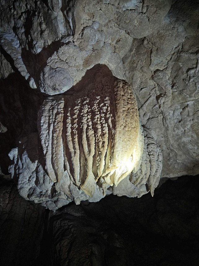 СОКОЛАЦ, 21. СЕПTЕМБРА /СРНА/ - Група рекреативаца и планинара ушла је недавно у неистражену пећину у подножју кречњачке греде Жуљанске стијене, између соколачких села Буковик и Жуљ, из које извире вода и након веома уског улаза и нешто ширег канала, нашла се у пећинској дворани дугачкој око 150 метара.