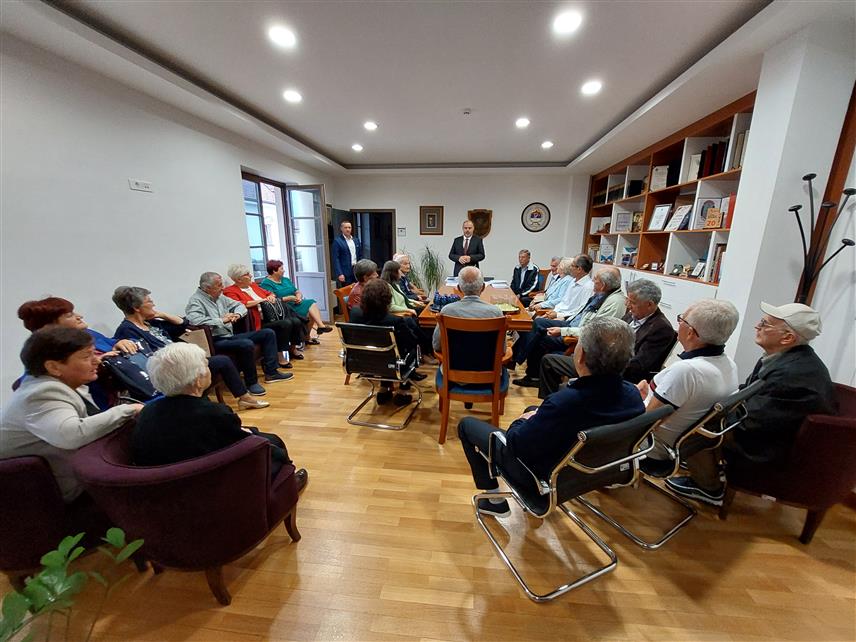 ВИШЕГРАД, 21. СЕПТЕМБРА /СРНА/ - Начелник општине Вишеград Младен Ђуревић уприличио је данас пријем за пензионисане раднике Општинске управе, поводом крсне славе општине - Мале Госпојине, те им уручио пригодне поклоне.