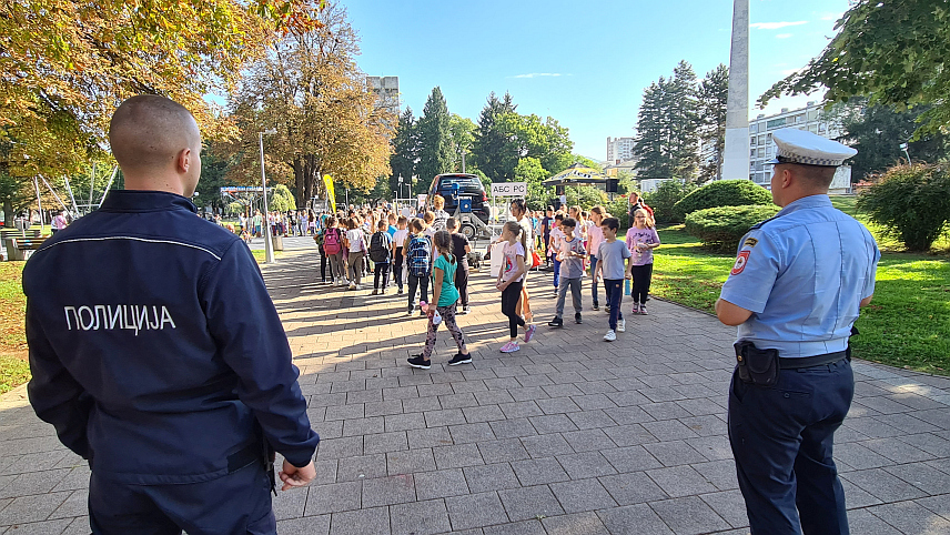 ДОБОЈ, 22. СЕПТЕМБРА /СРНА/ - Поводом обиљежавања Међународног дана без аутомобила у Добоју је данас основцима, средњошколцима и дјеци из вртића указано на правила безбједног учешћа у саобраћају, те промовисани пјешачење и употреба бицикла као здрави видови мобилности.