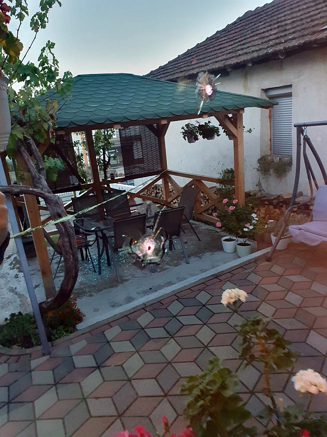 БЕОГРАД, 22. СЕПТЕМБРА /СРНА/ - Бомбама баченим на куће представника и руководиоца Српске листе у Косовском Поморављу покушавају да их застраше и натјерају да напусте своја огњишта с циљем етничког чишћења Срба које премијер привремених приштинских институција Аљбин Курти континуирано спроводи.