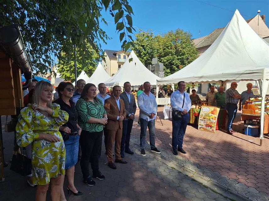 ШАМАЦ, 22. СЕПТЕМБРА /СРНА/ - Сајам меда, прехрамбених и традиционалних производа у Шамцу, који је данас отворен, окупио је више од 50 излагача из Републике Српске, БиХ, Србије и Хрватске.