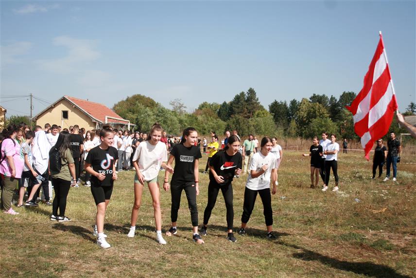 ПРИШTИНА, 22. СЕПTЕМБРА /СРНА/ - Традиционални РTС крос одржан је на терену локалног Фудбалског клуба у Лапљем селу, гдје су учествовали предшколци, ученици Основне школе "Миладин Митић", Медицинске школе, Гимназије, Економско трговинске и машинске школе.