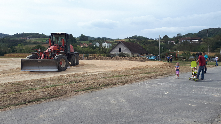 КОСTАЈНИЦА, 22. СЕПTЕМБРА /СРНА/ - У насељу Tавија у Костајници у току је изградња дјечијег игралишта.