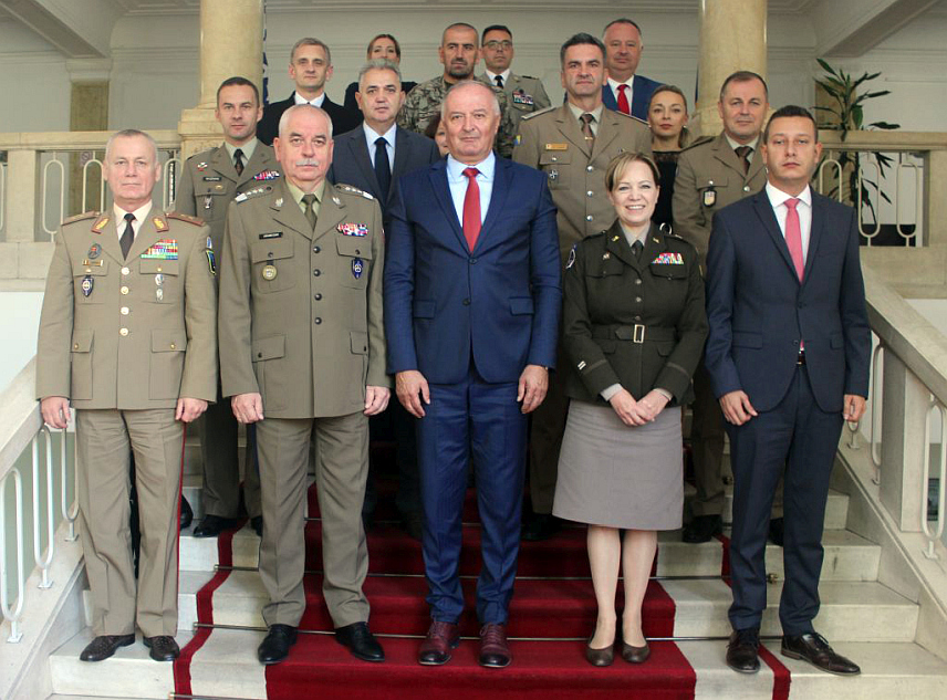 САРАЈЕВО, 22. СЕПТЕМБРА /СРНА/ -Министар обране Зукан Хелез и замјеник министра за управљање ресурсима у Савјету министара БиХ Александар Гогановић састали су се данас с директором Међународног војног особља НАТО-а генерал-пуковником Јанушом Адамчаком.