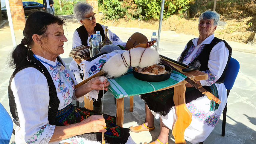 ДОБОЈ, 22. СЕПТЕМБРА /СРНА/ - Осам излагача представило је данас своје рукотворине у Придјелу Доњем код Добоја у оквиру пројекта "Заштита и промоција старих заната планине Озрен".