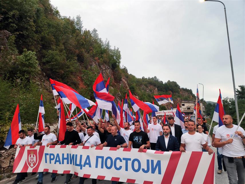 ИСТОЧНО САРАЈЕВО, 22. СЕПТЕМБРА /СРНА/ -Протестни скуп "Граница постоји" одржан је на међуентитетској линији разграничења на Лапишници у знак подршке институцијама Републике Српске.