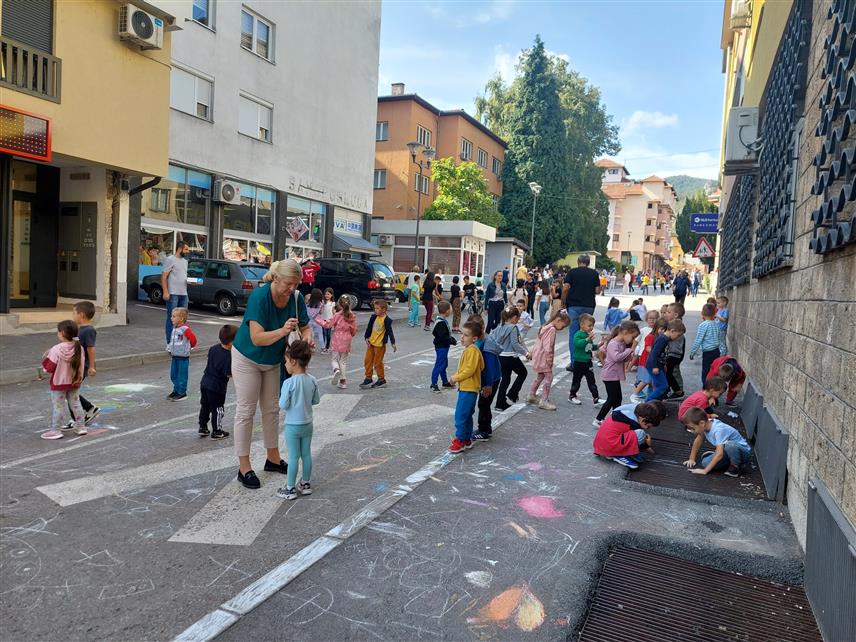 ВИШЕГРАД, 22. СЕПТЕМБРА /СРНА/ - У главној вишеградској Улици краља Петра Првог данас су организоване дјечије игре, изложба ученичких радова, вожња ролера и бицикала, те цртање на асфалту чиме је обиљежен Свјетски дан без аутомобила.