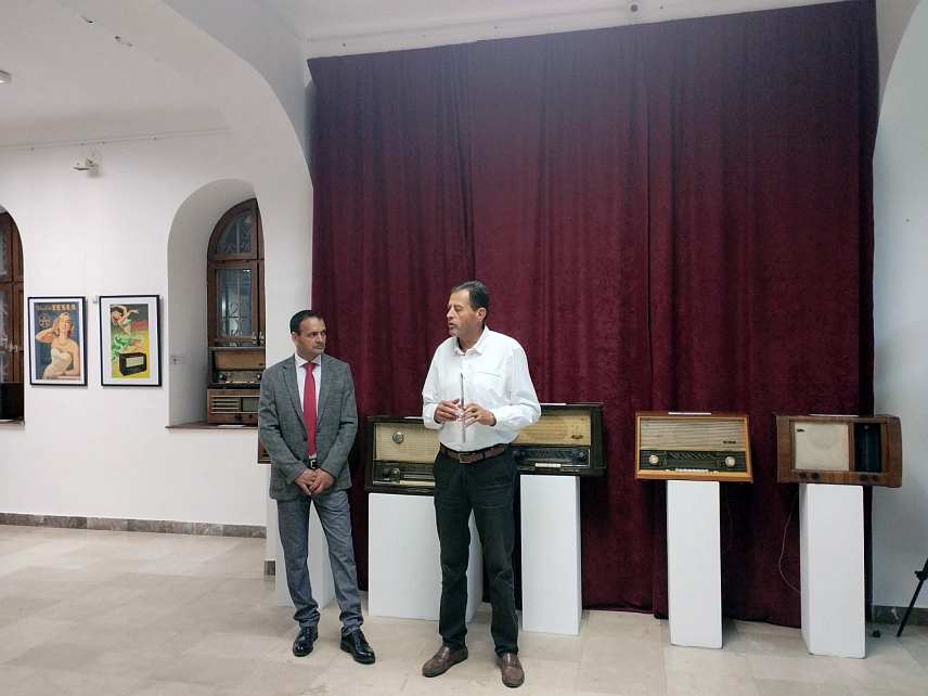 БИЈЕЉИНА, 22. СЕПТЕМБРА /СРНА/ - "Звуци прошлости" из колекције радио-апарата Горана Перковића из Бијељине назив је изложбе са 43 експоната која је вечерас отворена у Музеју Семберије.