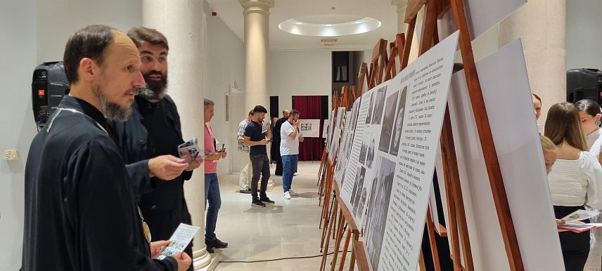 МОСTАР, 22. СЕПTЕМБРА /СРНА/ - У Владичанском двору у Мостару вечерас је отворена изложба "150 година од освештања Саборне цркве Свете Тројице у овом граду", чији су аутори протојереј Марко Гојачић, архијерејски намјесник мостарско-невесињски и јеромонах Tеофил, настојатељ Манастира Дужи.