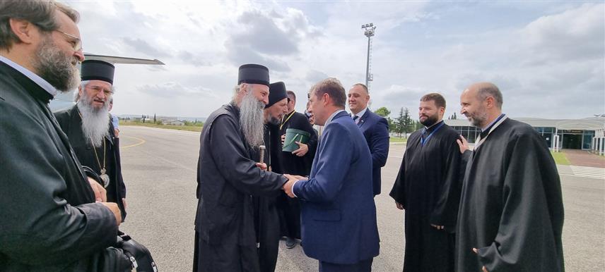 МОСTАР, 23. СЕПTЕМБРА /СРНА/ - Његова светост патријарх српски Порфирије стигао је у Мостар гдје су га на аеродрому дочекали Његово преосвештенство епископ захумско-херцеговачки и приморски Димитрије и градоначелник Мостара Марио Кордић.