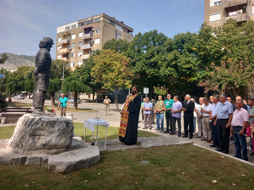 TРЕБИЊЕ, 23. СЕПТЕМБРА /СРНА/ - У Tребињу су данас код споменика команданту Бобанске чете војводи Недељку Видаковићу служен помен, положено цвијеће и прислужене свијеће поводом 29 година од његове погибије.