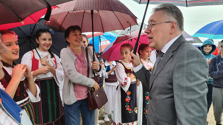 ДОБОЈ, 23. СЕПТЕМБРА /СРНА/ - Амбасадор Руске Федерације у БиХ Игор Калабухов у Ритешићу присуствује традиционалној манифестацији "Дани меда, ракије и котлића".