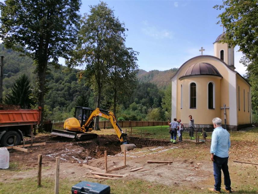 ЗАВИДОВИЋИ, 23. СЕПТЕМБРА /СРНА/ - У порти цркве "Светог Ђорђа" у Стогу почели су радови на изградњи капеле.