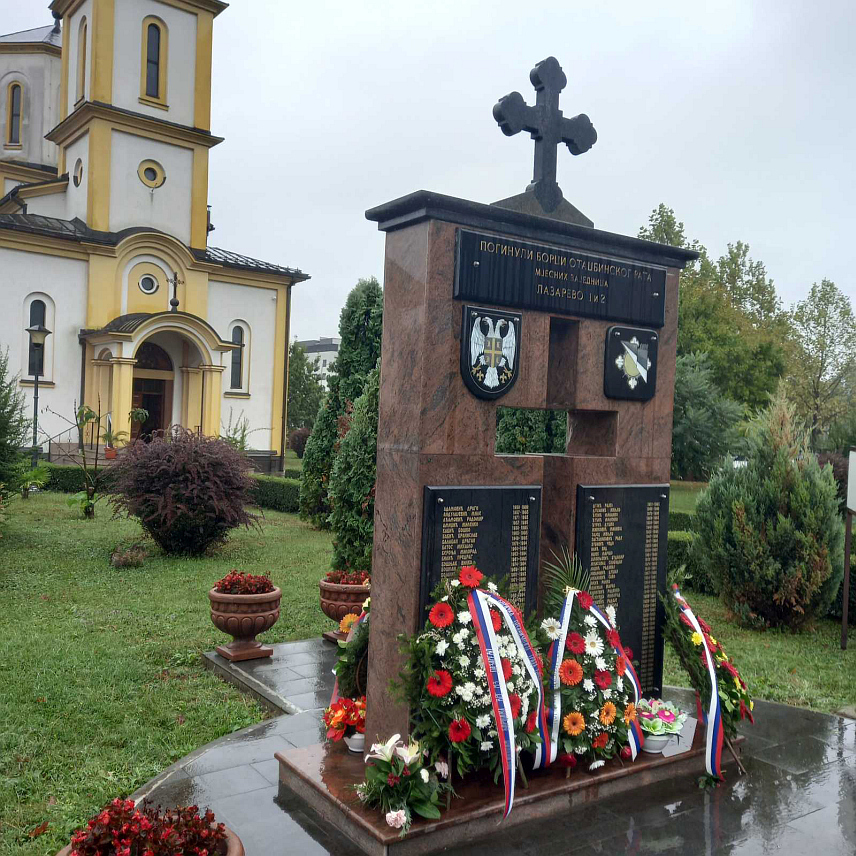БАЊАЛУКА, 24.СЕПТЕМБРА /СРНА/ - У бањалучком насељу Лазарево данас је служен помен за 164 погинула борца Војске Републике Српске у протеклом Одбрамбено-отџбинскм рату са подручја ове мјесне заједнице.