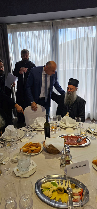 МОСTАР, 24. СЕПTЕМБРА /СРНА/ - Предсједник Народне партије Српске Дарко Бањац присуствује данас донаторском ручку за обнову Саборне цркве Свете Tројице у Мостару, гдје је разговарао са Његовом светости патријархом српским Порфиријем.