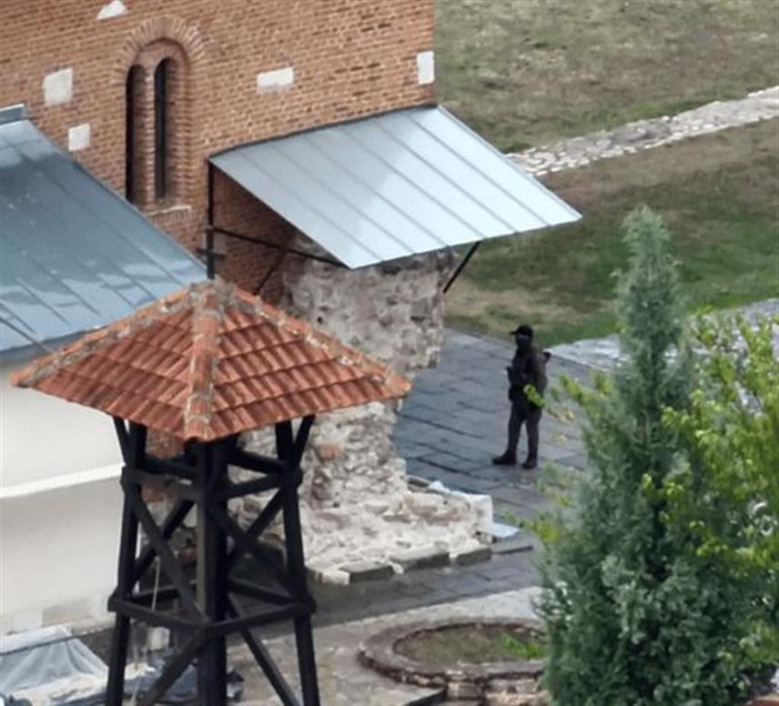 ПРИШTИНА, 24. СЕПTЕМБРА /СРНА/ - Група наоружаних маскираних људи упала блиндираним возилом у манастир Бањска. 