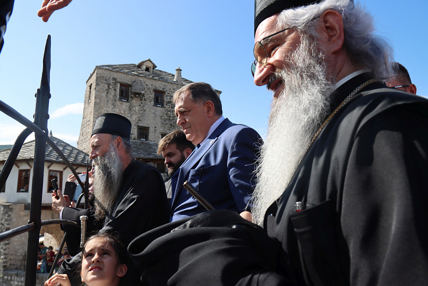 МОСТАР, 24. СЕПТЕМБРА /СРНА/ - За предсједника Републике Српске Милорада Додика и Његову светост патријарха српског Порфирија данас је изведен почасни скок са Старог моста у Мостару.